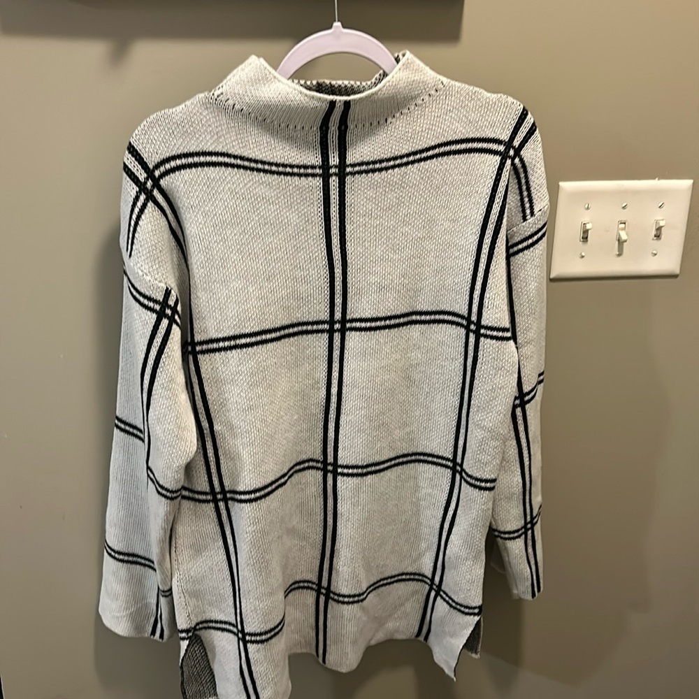 Women’s sweater medium